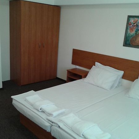 Hotel Stroitel 히사랴 외부 사진